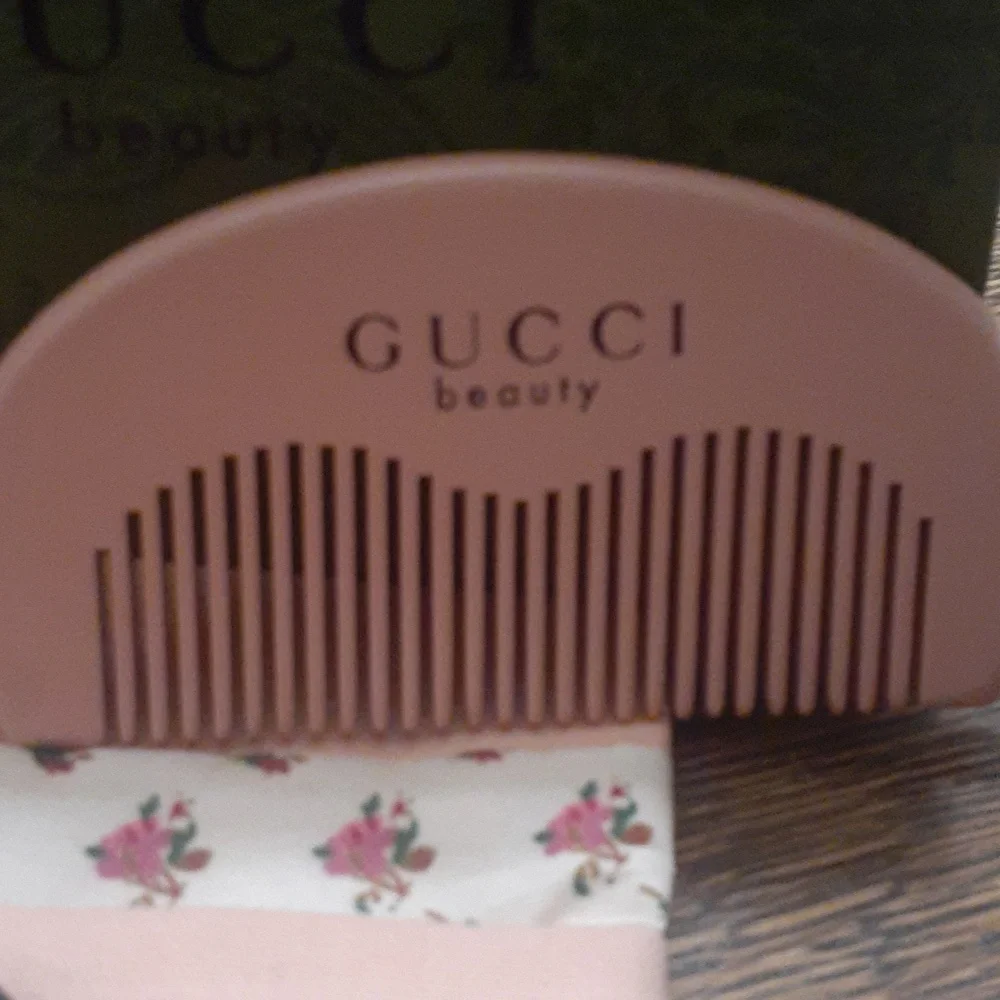 NWOT GUCCI COMB and POUCH! - Picture 2 of 5